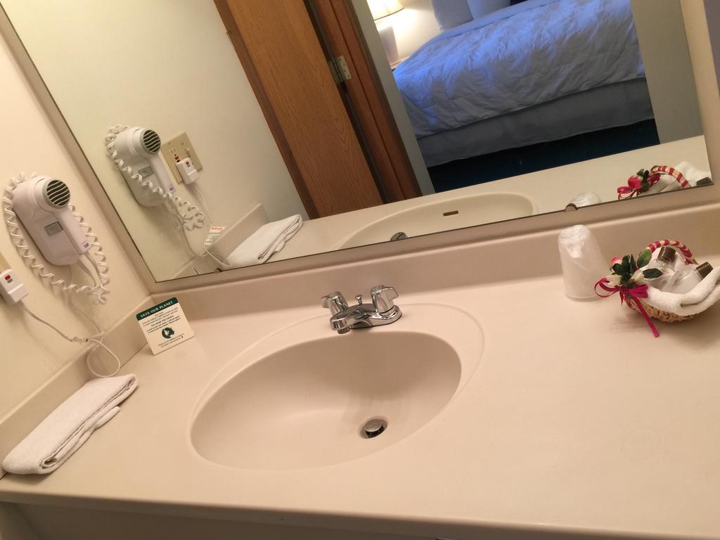 Americas Best Value Inn & Suites - Bluffton Quarto foto